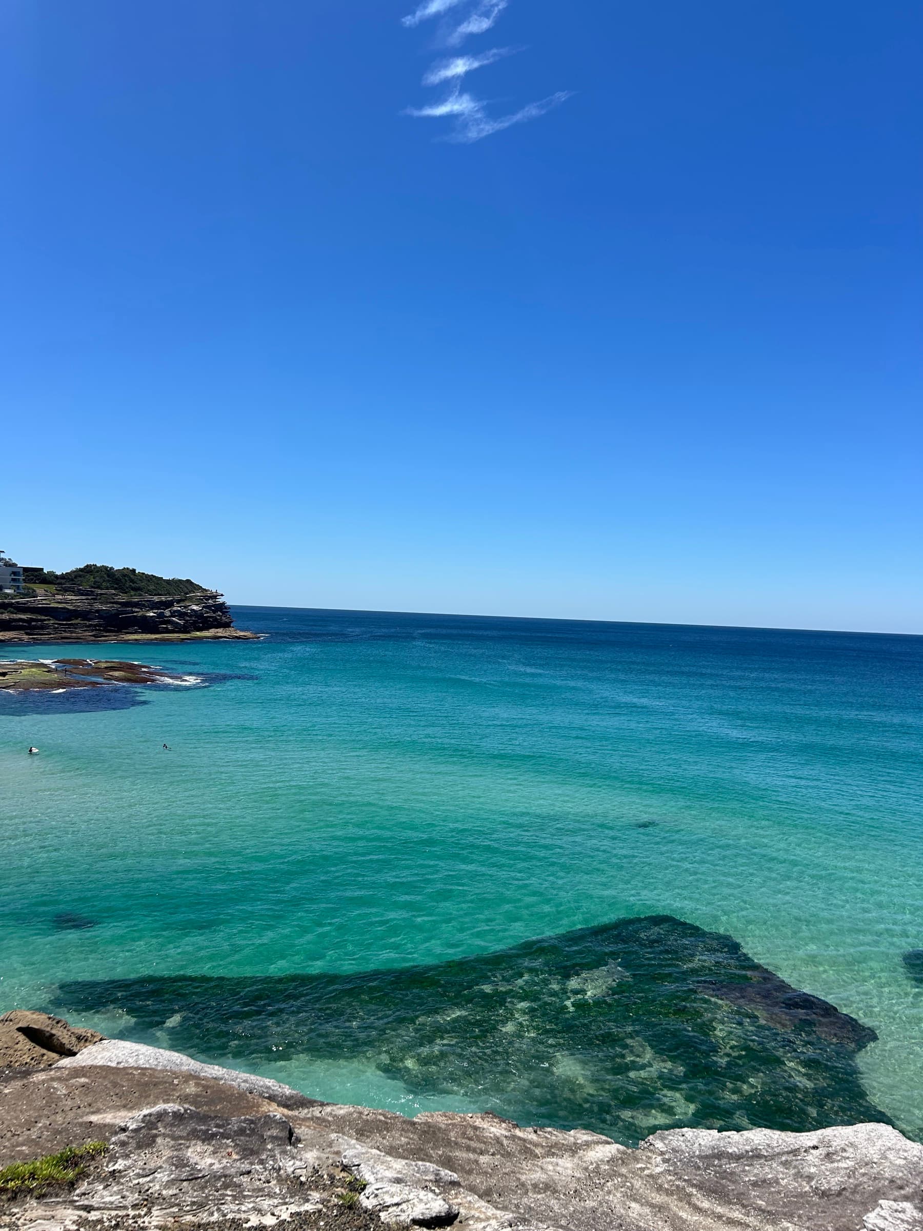 Turquoise water and sandstone cliffs along the Sydney coastline